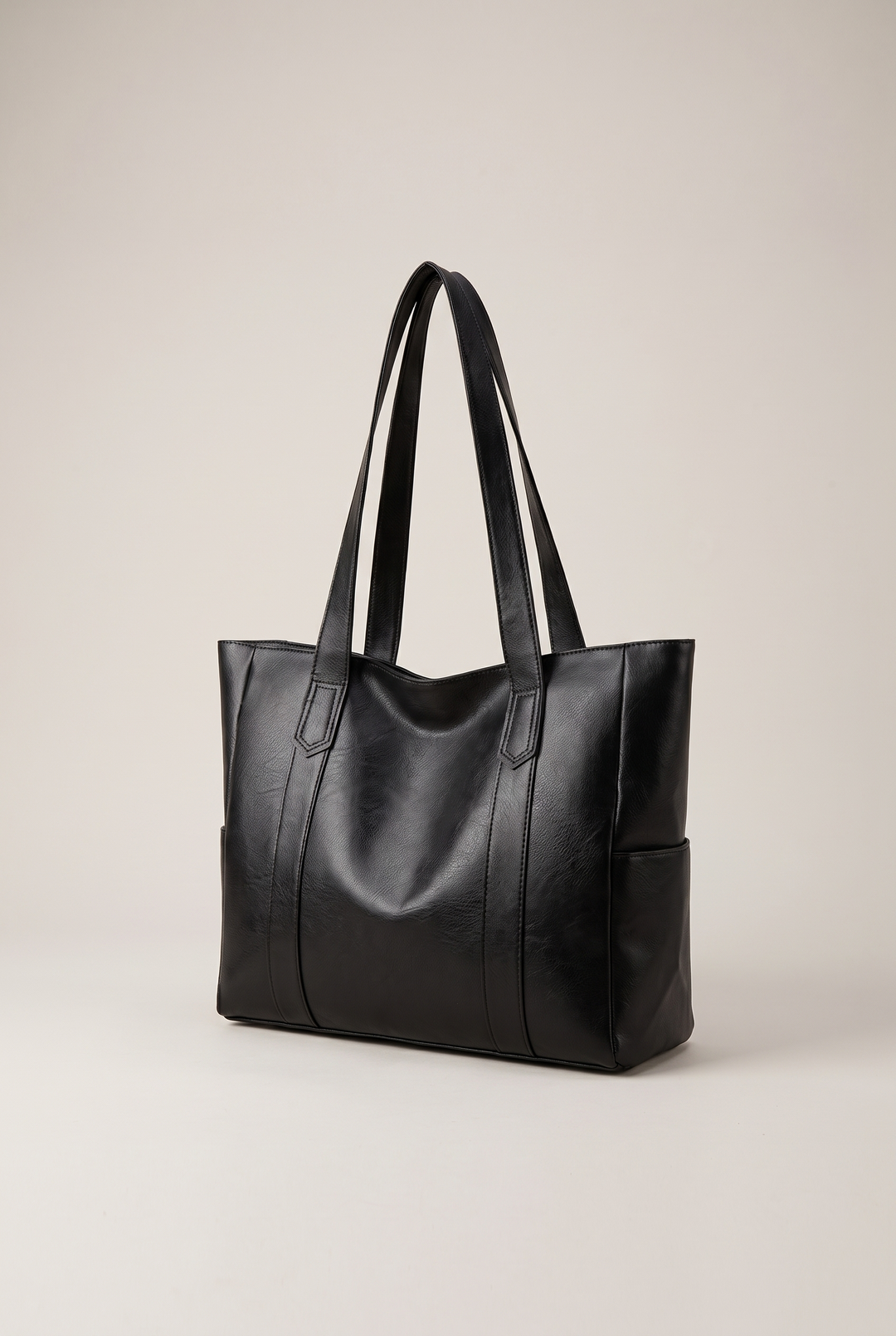 Xyla shoulder handbag in black - angle view