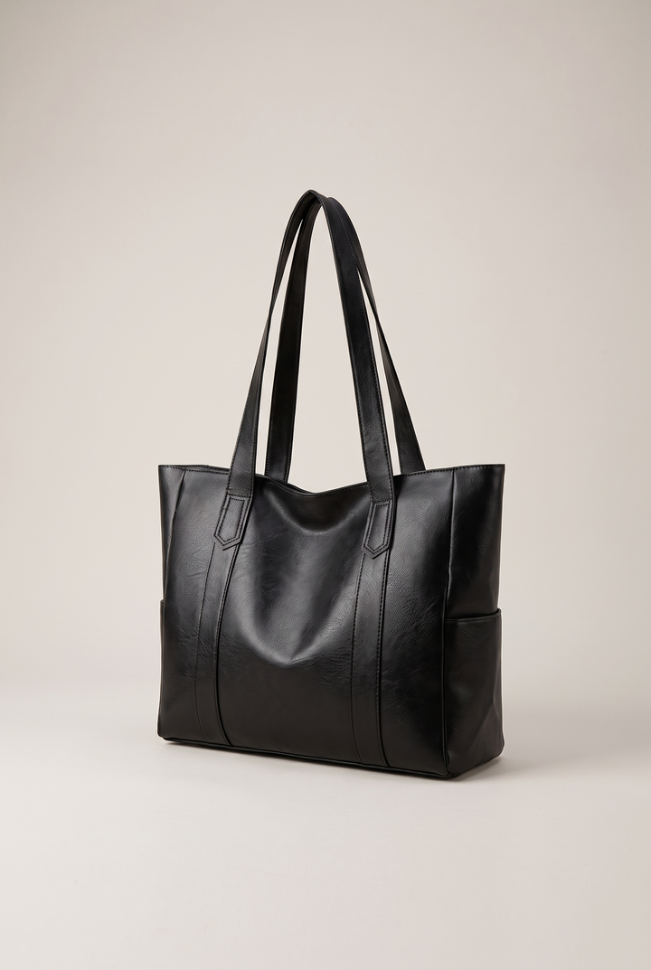 Xyla shoulder handbag in black - angle view